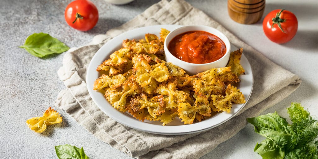Marinara soslu ev yapımı sağlıklı makarna cipsi. yanında domates ve nane