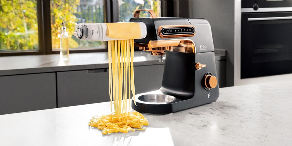 Açık gri tezgah üzerinden mutfak şefi. Fettucini makarna