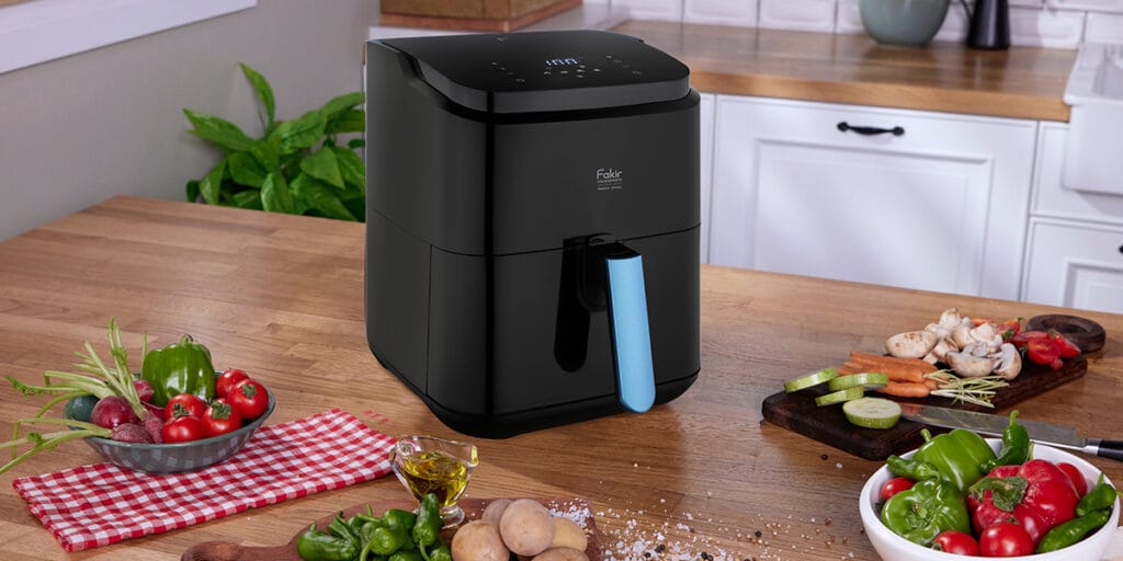 Masanın üzerinde airfryer ve sebzeler