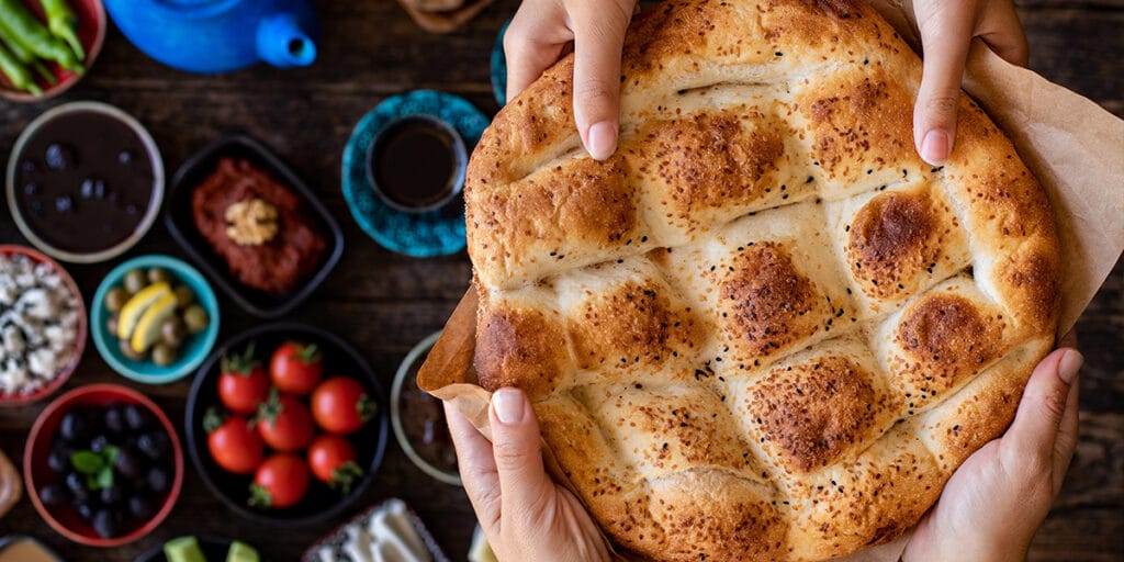Üstten görünümlü ramazan pidesi sahur ve iftar  