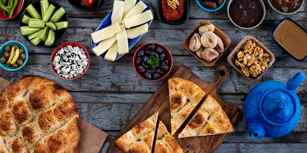 Ramazan pidesi ve üsten görünümlü sahur sofrası